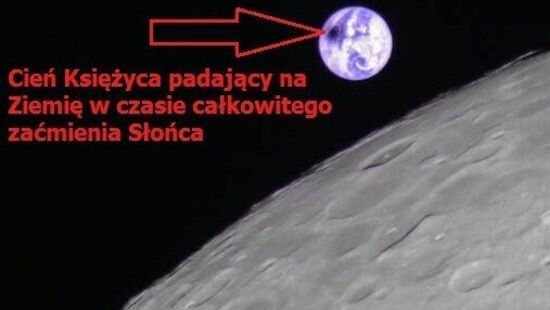 Cień Księżyca padający na Ziemię, widziany z jego orbity w czasie całkowitego zaćmienia Słońca