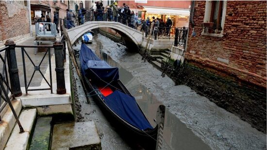 Była powódź w Wenecji, a teraz 2 miesiące później wyjątkowo niski stan wody. Kanały weneckie wysychają