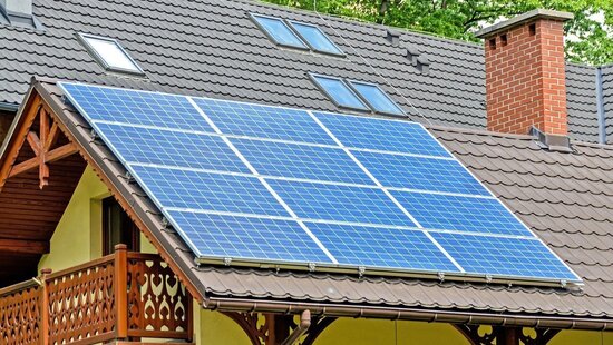 Coraz popularniejsza energia odnawialna w Polsce. Rekordowy rok przyłączeń instalacji fotowoltaicznych. Sukces programu mój prąd