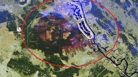 Zasięg pożaru w pobliżu byłej elektrowni jądrowej w Czarnobylu na zdjęciach satelitarnych. Ogień objął spory obszar