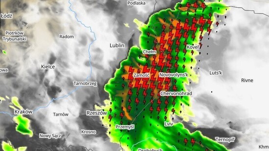 Silne burze uaktywnią się nad południowo wschodnią Polską. Przyniosą ulewy, opady gradu i silny wiatr. Śledź gdzie jest burza