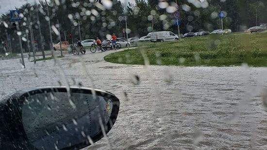 Pogoda. Silne burze nad Polską. Ulewy, grad, groźne porywy wiatru i podtopienia od Pomorza po Podkarpacie