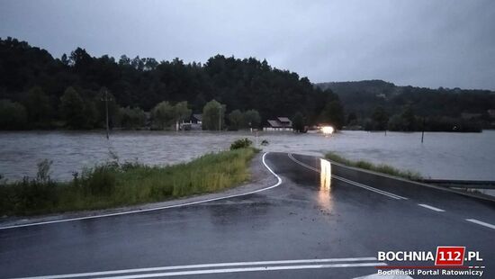Po nocnej ulewie przerwany wał przeciwpowodziowy na rzece Stradomka w gminie Łapanów. Liczne zalania i podtopienia w Małopolsce