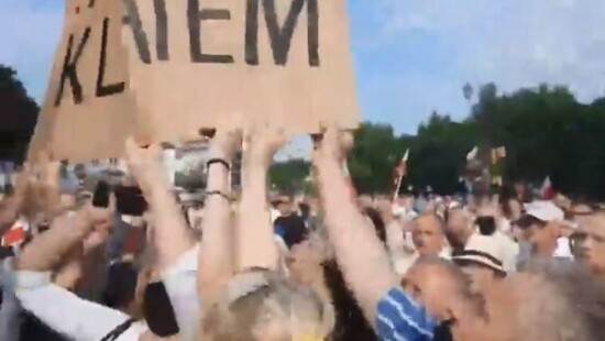 Aktywiści Młodzieżowego Strajku Klimatycznego na wiecu wyborczym Andrzeja Dudy w Białymstoku zapytali „A co z klimatem”? Usłyszeli wyzwiska, zostali opluci i doszło do napaści seksualnej