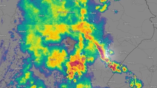 Alert pogodowy! Burze gradowe, nawalne opady deszczu i wiatr szkwałowy nad Polską. Prawdopodobna trąba powietrzna w pobliżu Krakowa