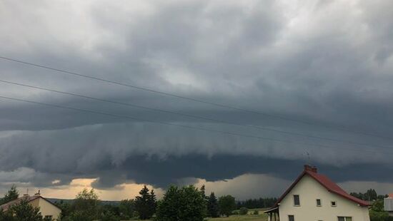 Pogoda. Ulewy i burze przechodzą nad Podkarpaciem i Lubelszczyzną. Sporo fotogenicznych chmur burzowych