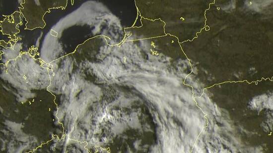 Pogoda na dziś 17 lipca. Front okluzji nad Polską, miejscami popada deszcz i przejdą lokalne burze. Temperatura poniżej normy