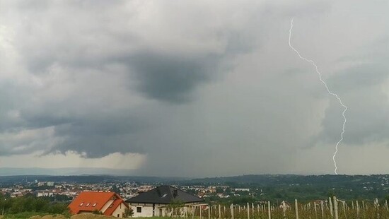Zalania i podtopienia w Dobczycach i Komańczy. Burze nad południową i środkową Polską przynoszą liczne wyładowania, ulewy i grad