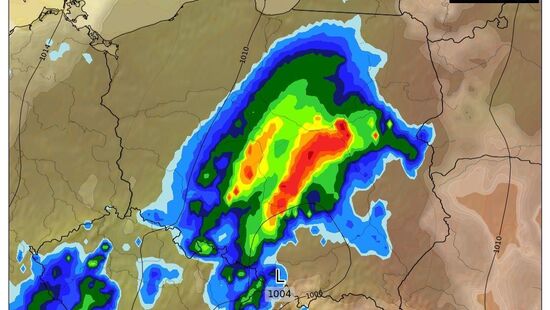 Pogoda na wtorek 4 sierpnia 2020. Front atmosferyczny z niżem nad Polską, miejscami intensywne opady deszczu i niewykluczone lokalne burze