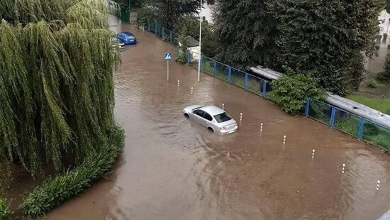  Potężna ulewa w Kłodzku. Ulicami miasta płynęła rwąca rzeka, spadło ponad 40 mm wody