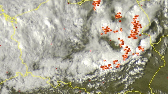 Silne burze w Polsce. Liczne wyładowania atmosferyczne, deszcz, grad i wiatr przekraczający 100 km/h. Już ponad 600 interwencji strażaków