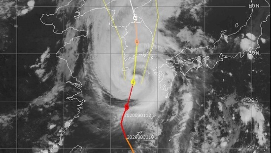Tajfun Maysak uderzy w Koreę Południową. Porywy wiatru przekraczają 200 km/h!