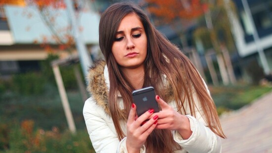 Alert RCB: rozesłano SMS z informacją o obowiązku zasłaniania ust i nosa