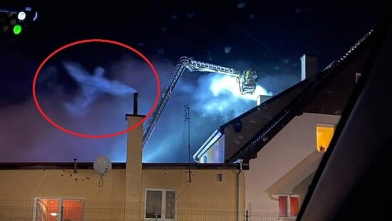 „Anioł” nad pożarem domu w Polsce. Zdjęcie opublikowali zaskoczeni strażacy