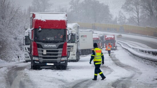 Opady śniegu zablokowały autostradę A4 w Niemczech. Mokry śnieg utrudnia ruch również na drogach w zachodniej i północno zachodniej Polsce