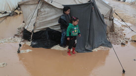 Potężna ulewa zniszczyła obozowiska uchodźców w Syrii, później przeszła burza śnieżna. Sytuacja jest dramatyczna