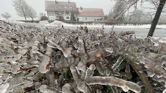 Śnieżyca wkroczyła do Polski. Uwaga na marznące opady deszczu lodowego na Podkarpaciu, Śląsku oraz w Małopolsce