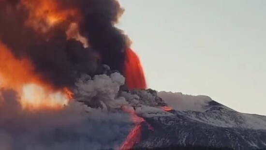 Spektakularna erupcja wulkanu Etna we Włoszech. Z krateru wydostaje się lawa