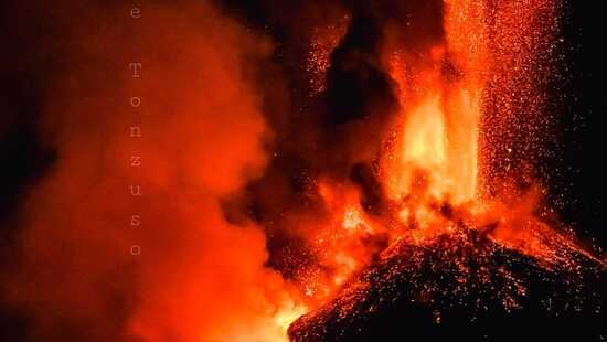 Wulkan Etna nadal bardzo aktywny. Fontanna lawy wyrzucona na wysokość kilkuset metrów