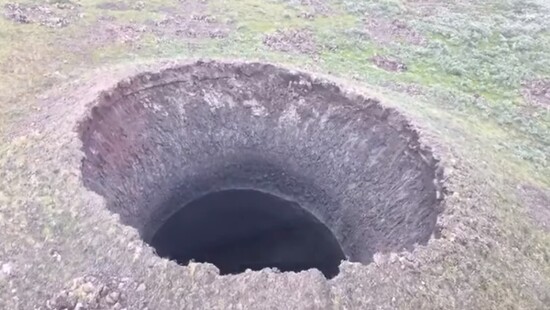 Niepokojące zmiany na Syberii. Wyjaśniono przyczynę powstawania gigantycznych kraterów w Rosji 