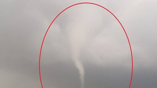 Tornado w pobliżu Koszyc na Słowacji. Co najmniej kilka uszkodzonych dachów