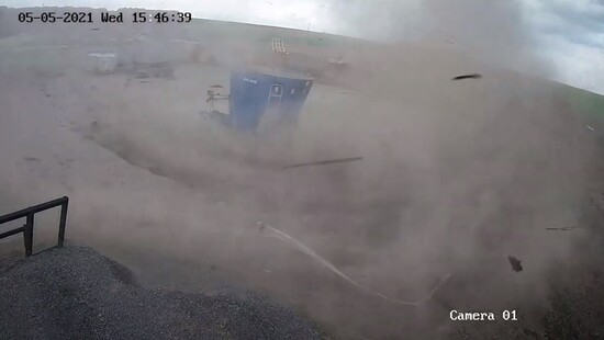 Tornado szkwałowe - Gustnado uderzyło w województwie świętokrzyskim. Wir powietrza nagrano z bardzo bliska