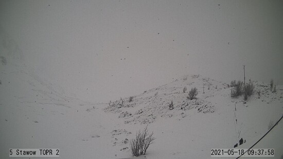 W Tatrach spadł śnieg. Zima w maju nadal nie odpuszcza. Bardzo trudne warunki turystyczne