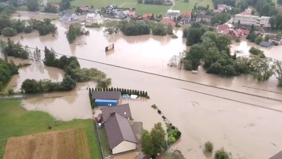 Powódź błyskawiczna w Małopolsce. Zalana i nieprzejezdna zakopianka. Spadło nawet 150 mm wody