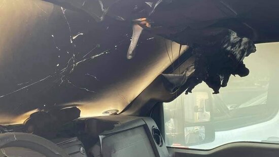 Przerażające skutki uderzenie pioruna w samochód. Pojazd niemal rozerwany na pół