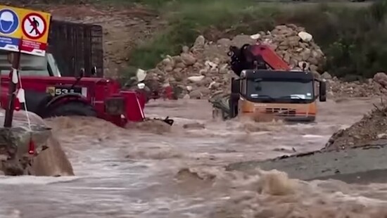 Gwałtowana powódź siała spustoszenia w Hiszpanii. Ulice zamieniły się w rzeki. Woda porywała samochody