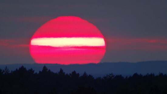 Na zachodzącym słońcu pokazał się znak „zakaz wjazdu” do Niemiec z Polski. Zdjęcie zrobiło furorę