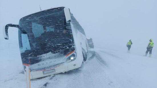 Zima atakowała na północy. Zawieje i zamiecie śnieżne uwięziły kierowców