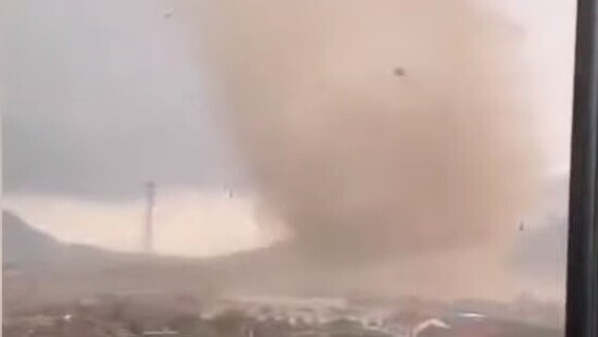 Tornado w centrum miasta. Wir powietrza przewracał samochody i niszczył ściany. Padał duży grad