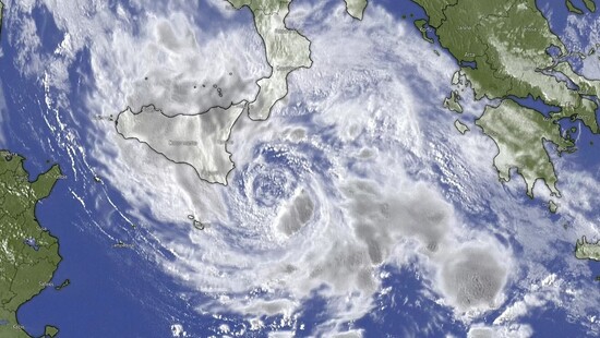 Medikan rozwinął się nad Morzem Śródziemnym. Europejski "huragan" w pobliżu Sycylii przynosi ulewny deszcz i burze