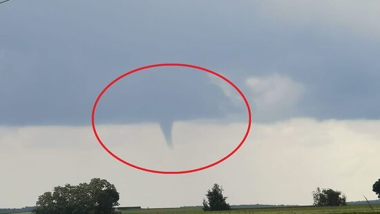 Liczne burze uaktywniają się nad Polską. Niosą grad i ulewny deszcz. Powstają trąby powietrzne