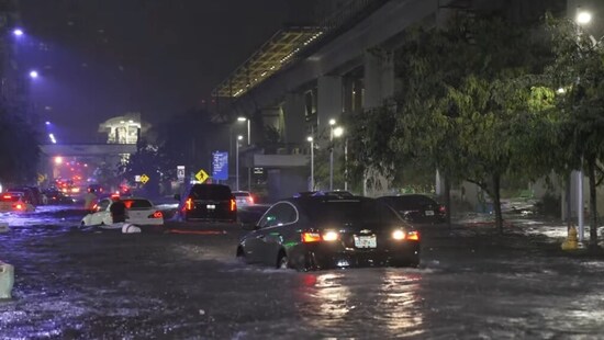 Ogromna powódź na południu. Wielomilionową metropolię deszcz zatopił w kilka godzin. Spadło ponad 250 litrów wody