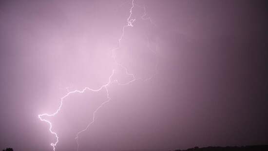 Alert pogodowy. W kilku regionach Polski przejdą burze. Będą ulewy i opady gradu