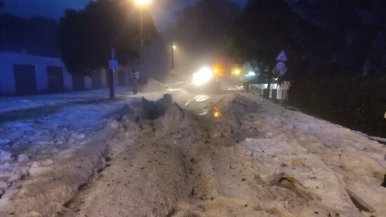 Potężne gradobicie blisko Polski. Z superkomórki w 10 minut spadło 40 cm gradu. Drogi były nieprzejezdne