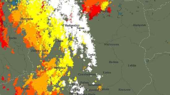 Nawałnice przechodzą przez Polskę. Fale upałów kończą silne burze z gradem i ulewnym deszczem. Kilka miast zostało zalanych
