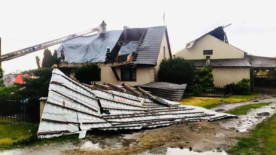 Nawałnice zrywały dachy w Polsce. Po burzach ponad 3600 interwencji strażaków. 7 osób zostało rannych