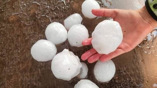 Ogromny grad zbombardował Hiszpanię. Po uderzeniu gradu zmarło dziecko. Średnica kul lodowych przekraczała 10 cm