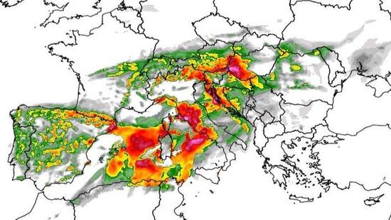Burze i ulewy uderzą na południu. Sumy opadów w Europie zrobią wrażenie. Śnieg również spadnie