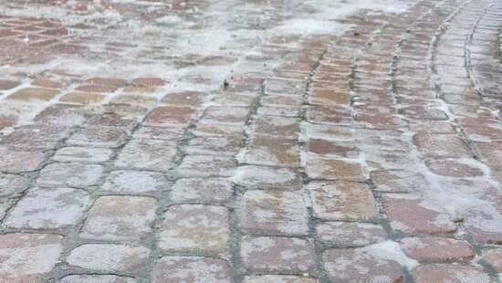 Gołoledź paraliżuje Polskę. Lód pokrył drogi i chodniki. W tych regionach warunki są fatalne