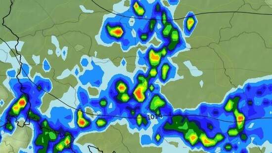 Będą lokalne burze i wichury. Wiatr do 60-100 km/h. Front chłodny przejdzie przez Polskę