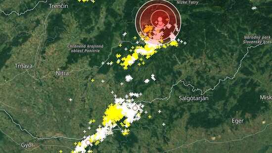 Burze uaktywniły się nad Polską. Grzmi i pada w wielu regionach. Niosą ulewny deszcz, grad i silny wiatr