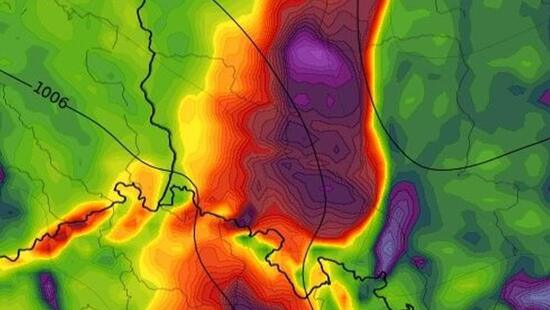 Wichura nad Polską przekracza 130 km/h. Wiatr łamie drzewa i powoduje lokalne szkody. Wydano alerty pogodowe