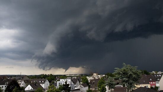 Nawałnice przejdą przez Polskę. Burze mogą powodować zniszczenia. Będą gradobicia, ulewy i wichury