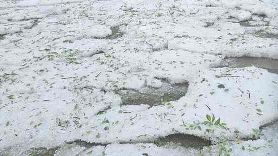Spadło mnóstwo gradu. Gradobicie z superkomórki dotknęło kolejny region. Średnica gradzin sięgała 5 cm