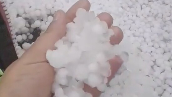 Ściana deszczu i gradu na północy. Burze powodują gradobicia i powódź błyskawiczną. Ludzie są w szoku
