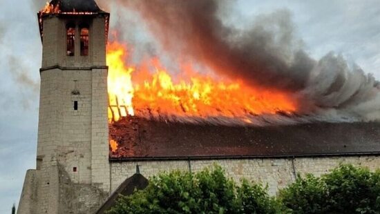 Piorun uderzył w kościół i spowodował pożar. Potężne burze i gradobicia na zachodzie. Żywioł wywołuje lęk